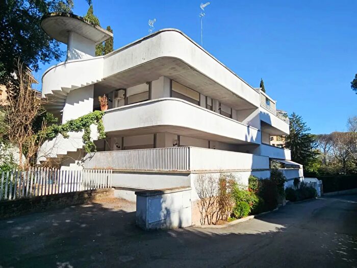 Appartamento con 9 locali in vendita in Via Cassia, Roma