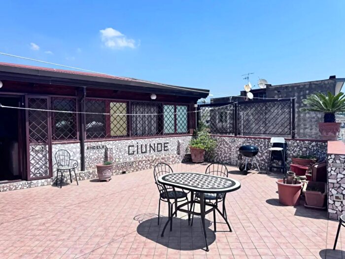 Appartamento trilocale in vendita in Via Terracina, Napoli