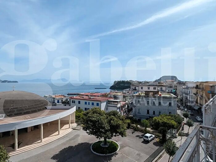 Appartamento trilocale in vendita in Via Roma, Bacoli