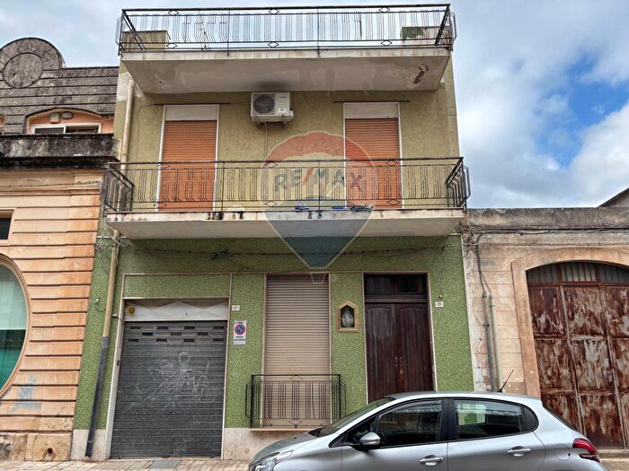 Casa con 5 locali in vendita in Via Garibaldi, Floridia