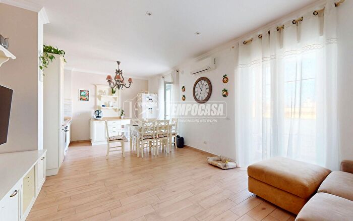 Appartamento quadrilocale in vendita in Via Carducci, Casamassima