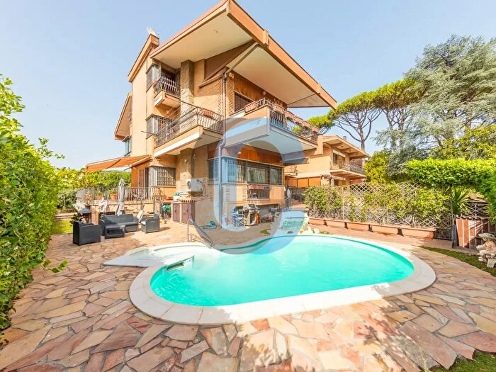 Casa con 13 locali in vendita in Via Poggio Fiorito, Grottaferrata