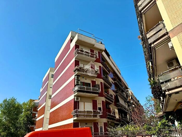 Appartamento trilocale in vendita in Via Mare di Bering, Roma