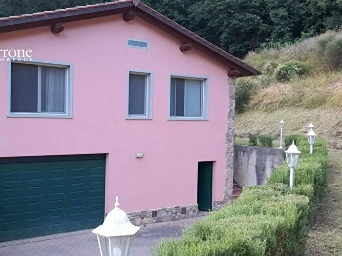 Casa con 7 locali in vendita in Via del Lago, Londa