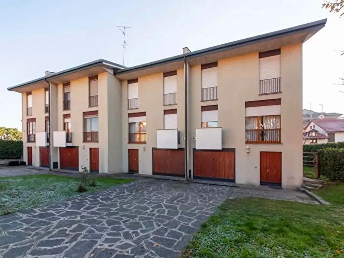 Casa quadrilocale in vendita in Arese