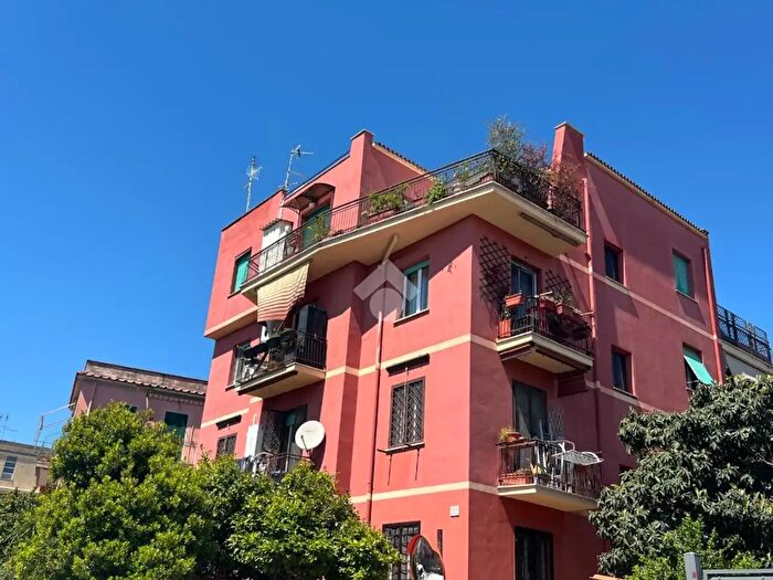 Appartamento trilocale in vendita in Via dei Rangoni, Roma
