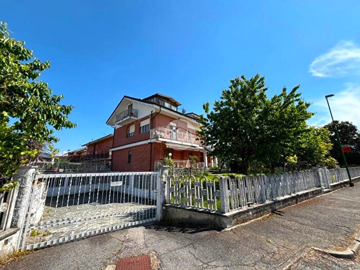 Appartamento trilocale in vendita in Via dei Salici, None