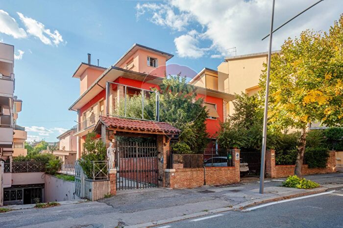 Casa con 14 locali in vendita in Viale dei Martiri, Montecatini Terme