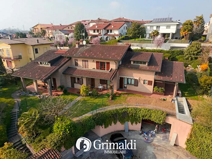 Casa con 5 locali in vendita in Via Vincenzo Bellini, Besana In Brianza