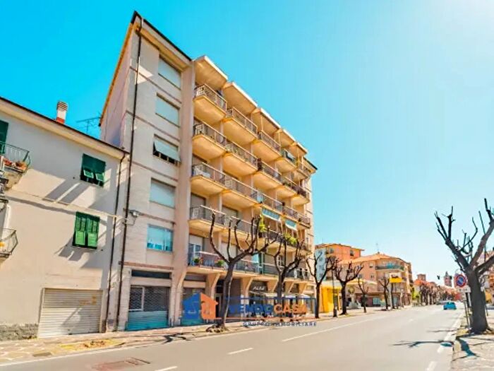 Appartamento trilocale in vendita in Viale Pontelungo, Albenga