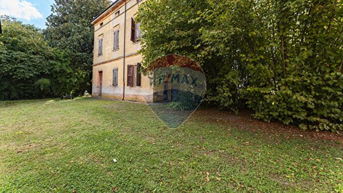 Casa con 20 locali in vendita in Strada Villanova, Modena