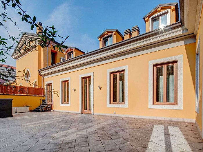 Appartamento con 5 locali in affitto in Piazza Carlo Goldoni, Largo Barriera Ospedale Maggiore, Trieste