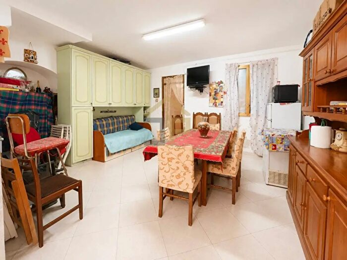 Appartamento trilocale in vendita in Via Montesanto, Palermo