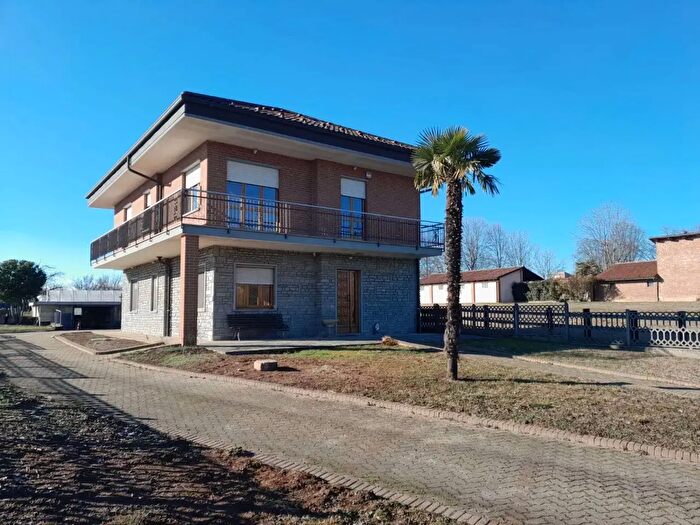 Casa con 8 locali in vendita in Via Cavalieri di Vittorio Veneto, Cambiano