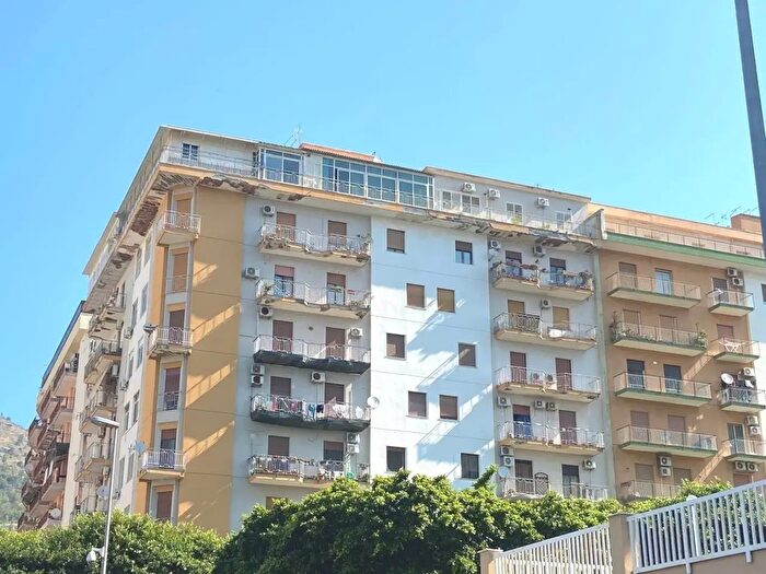 Appartamento quadrilocale in vendita in Via Ammiraglio Rizzo, Palermo