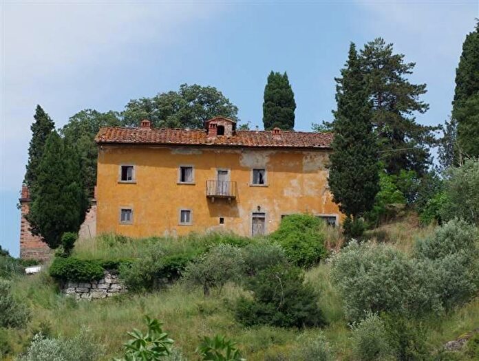 Casa con 10 locali in vendita in Rufina