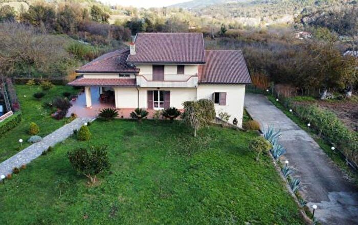 Casa con 6 locali in vendita in San Martino Valle Caudina