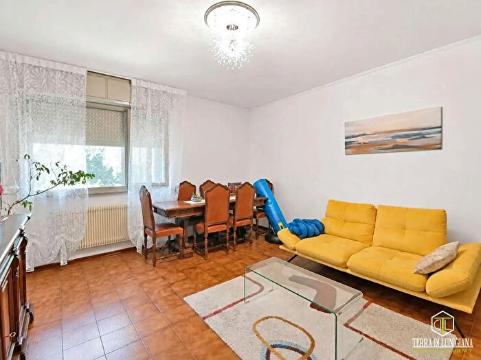 Appartamento con 9 locali in vendita in Via Manfredo Guliani, Pontremoli