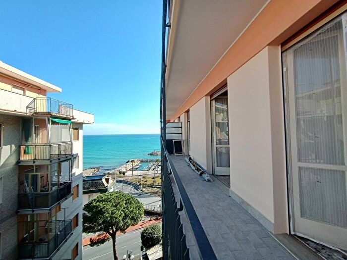 Appartamento trilocale in affitto in Via Montevideo, Borghetto Santo Spirito