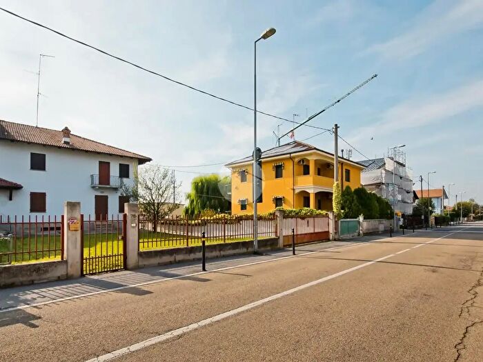 Casa con 6 locali in vendita in Via V Venosta, Bra
