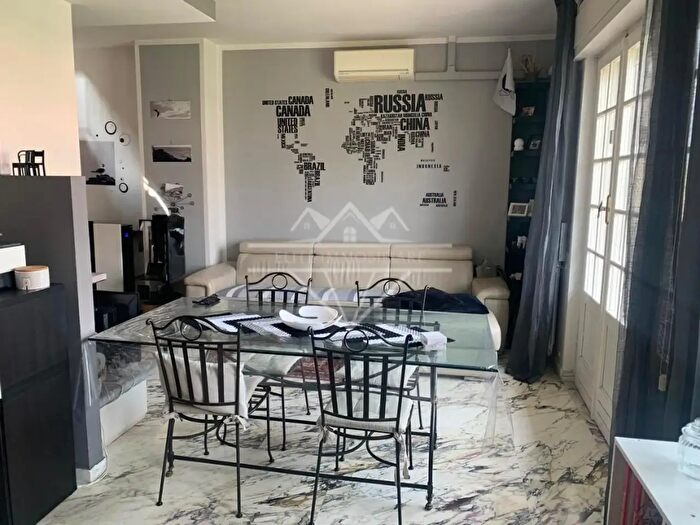 Casa con 9 locali in vendita in Ameglia