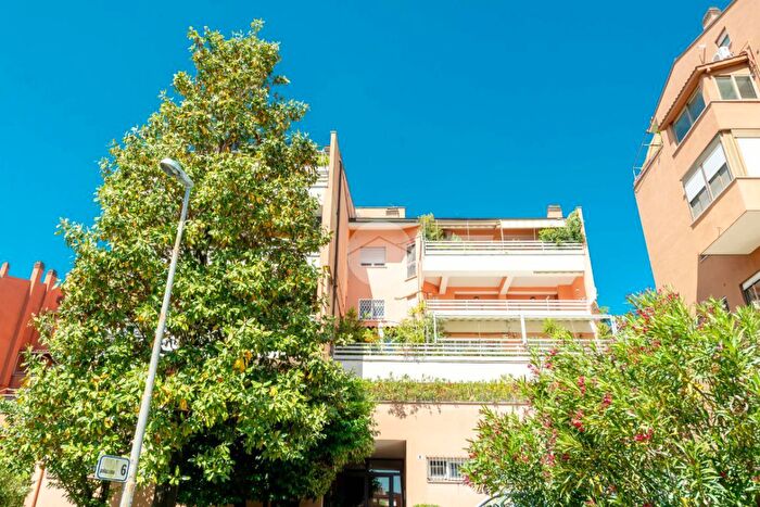 Appartamento trilocale in vendita in Via Pieve di Cadore, Roma