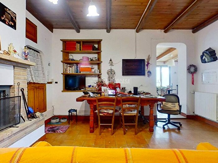 Casa con 6 locali in vendita in Via Brasco, Vallefoglia