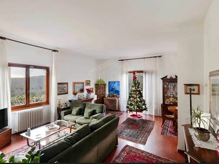 Casa con 12 locali in vendita in Firenze
