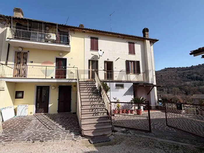 Appartamento trilocale in vendita in Via Case Basse, Foligno