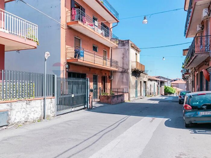 Appartamento con 5 locali in vendita in Aci Sant'Antonio