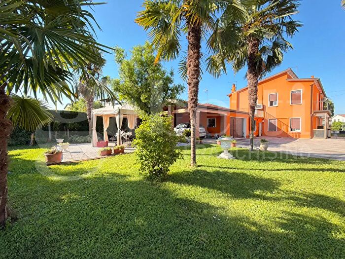 Casa con 8 locali in vendita in Piove Di Sacco
