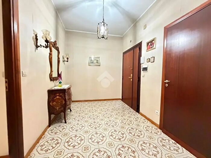 Appartamento trilocale in vendita in Via Impruneta, Roma