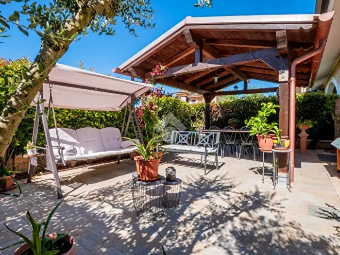 Casa quadrilocale in vendita in Via GB Caracciolo, Mentana