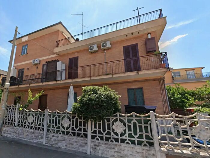 Appartamento trilocale in vendita in Via Lorenzo Nerucci, Roma