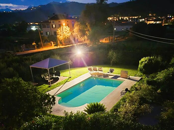 Casa con 10 locali in vendita in Massarosa
