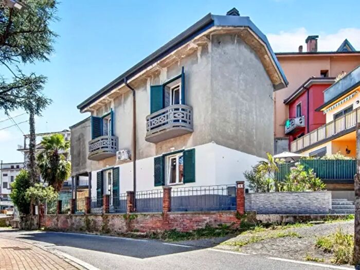 Casa quadrilocale in vendita in Via Novembre, Lambrugo