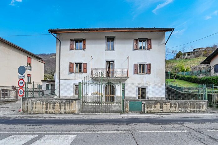 Casa con 5 locali in vendita in Via Lunga, Albino
