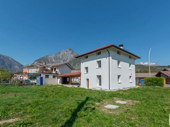 Casa con 9 locali in vendita in Sedico