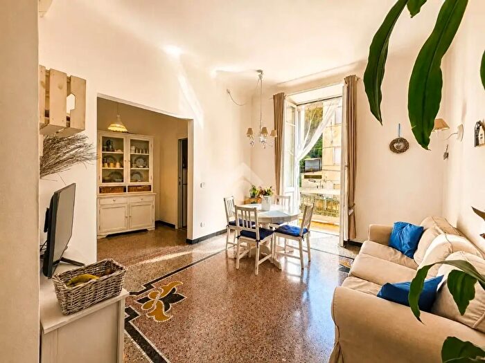 Appartamento trilocale in vendita in Via San Lorenzo, Savona