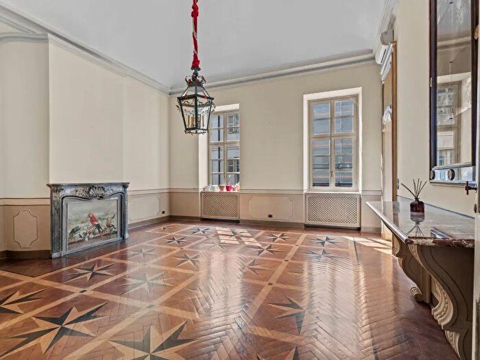 Appartamento con 10 locali in vendita in Via Maria Vittoria, Torino