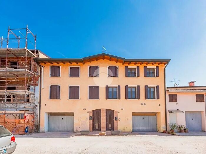 Appartamento quadrilocale in vendita in Via Duca degli Abruzzi, Villafranca Di Verona