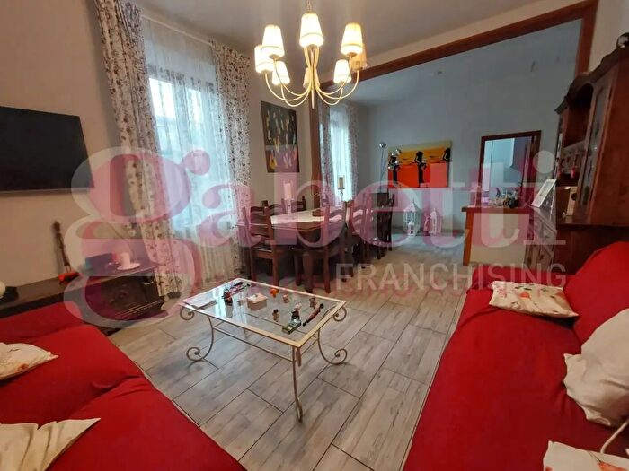 Appartamento con 8 locali in vendita in Stagno Via Aurelia, Collesalvetti