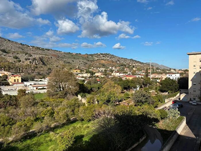 Appartamento trilocale in affitto in Via Pietro Scaglione, Palermo