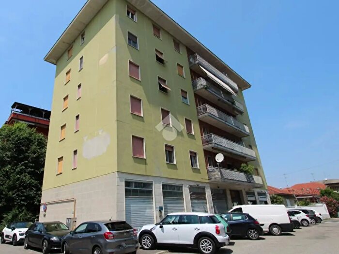 Appartamento trilocale in vendita in Via Alessandro Manzoni, Bareggio
