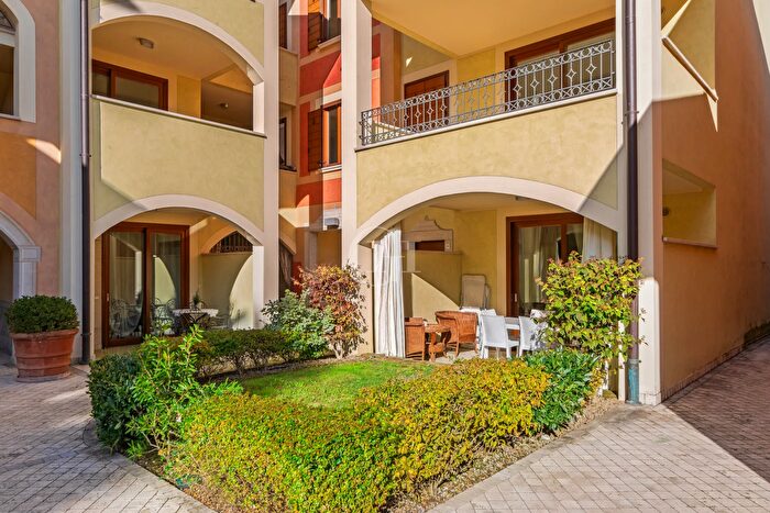 Appartamento trilocale in vendita in Lungolago Zanardelli, Toscolano Maderno