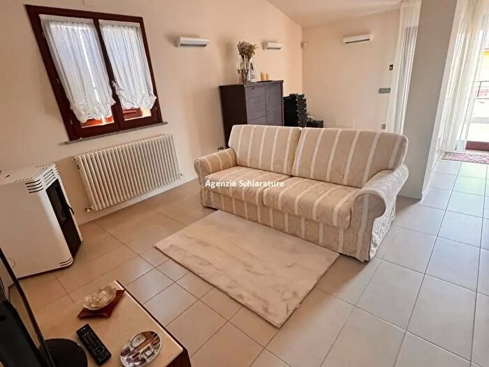 Appartamento con 5 locali in vendita in Montelabbate