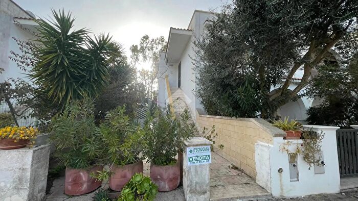 Casa quadrilocale in vendita in Via Riccione, Taviano