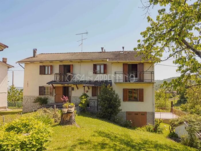 Casa con 8 locali in vendita in Montefiorino