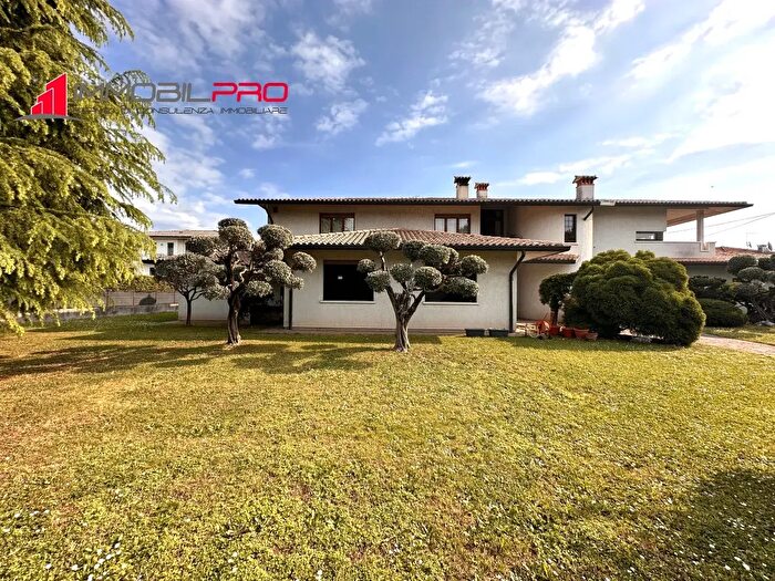 Casa con 8 locali in vendita in Via Gino Stella, Thiene
