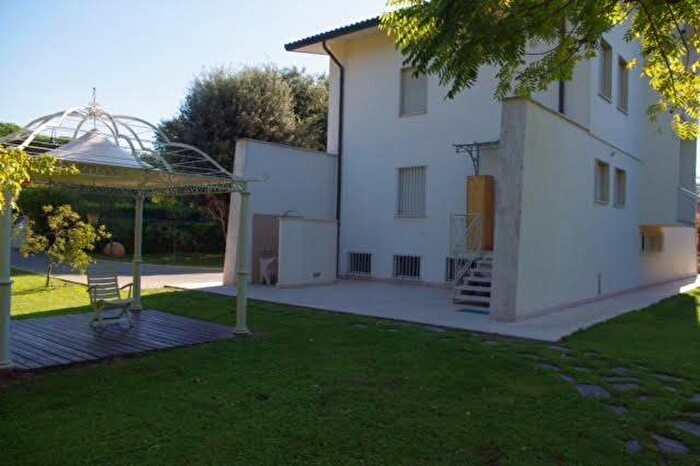 Casa con 6 locali in affitto in Cinquale, Montignoso